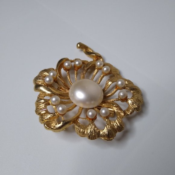 Vintage Faux Pearl And Metal Large Flower Brooch - Picture 3 of 15